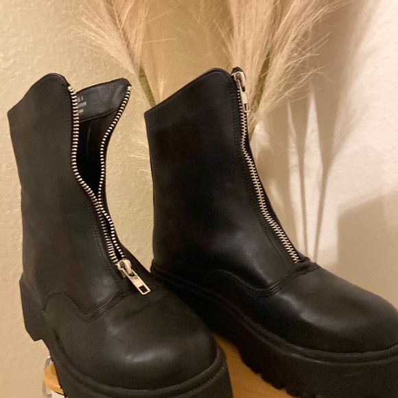 Nasty Gal blk platform boot w/ zipper. Size 6. Fits closer to size 6.5. Worn 1x - Picture 1 of 4
